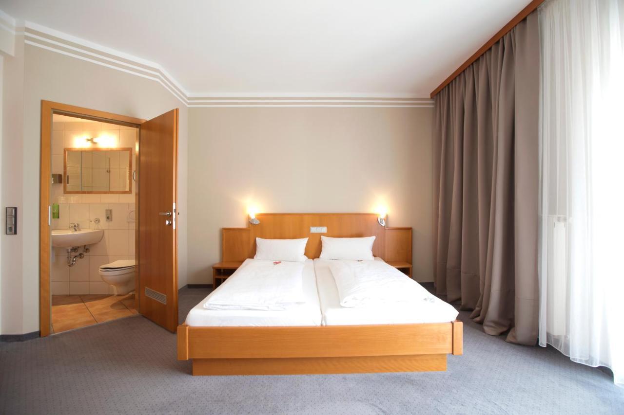 Neumaiers Hirsch -Gasthof Und Landhotel Weißenhorn Buitenkant foto