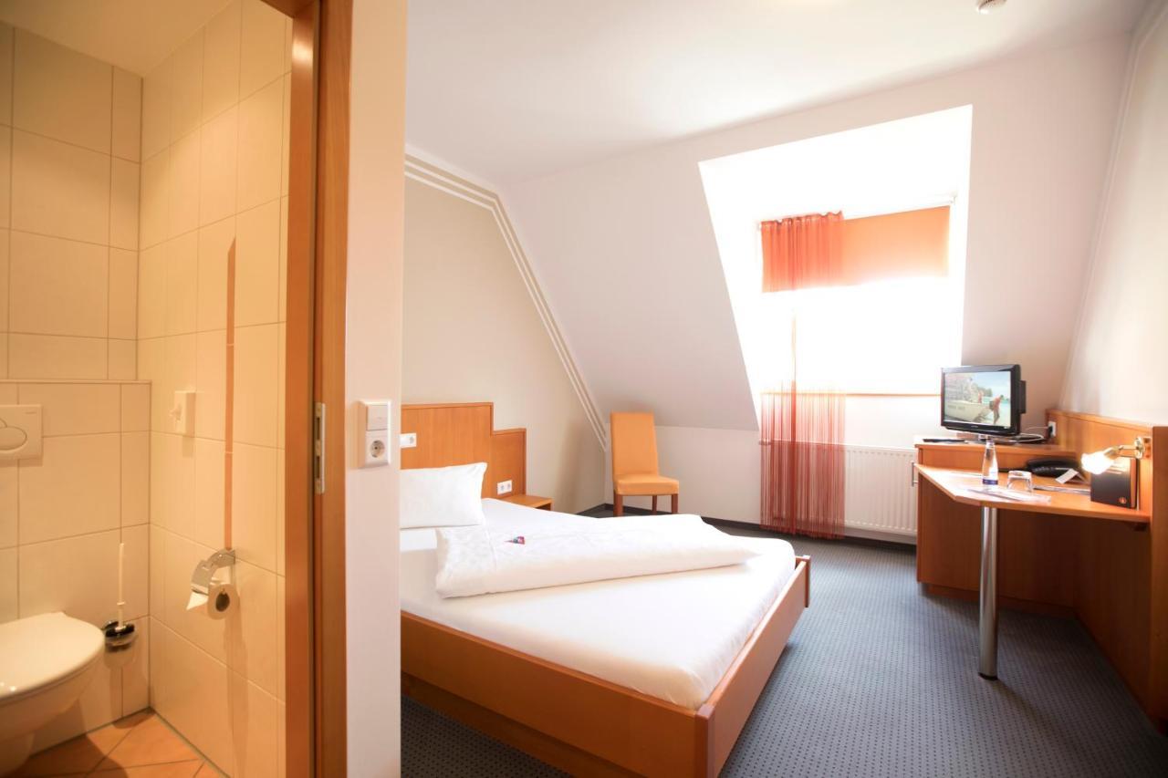 Neumaiers Hirsch -Gasthof Und Landhotel Weißenhorn Buitenkant foto